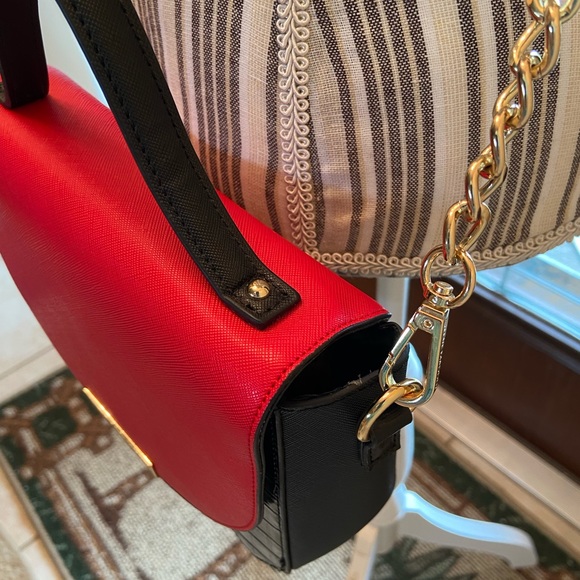 Steve Madden 2Tone Red & Black Crossbody/satchel with removable chain - Picture 7 of 17
